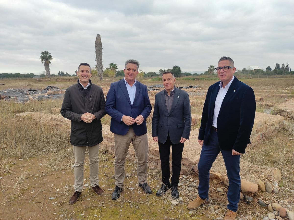 De izquierda a derecha, Alejandro Clausell, Vicente Martínez Mus, Jorge Monferrer y Mario Trullen, en la visita a la villa romana.