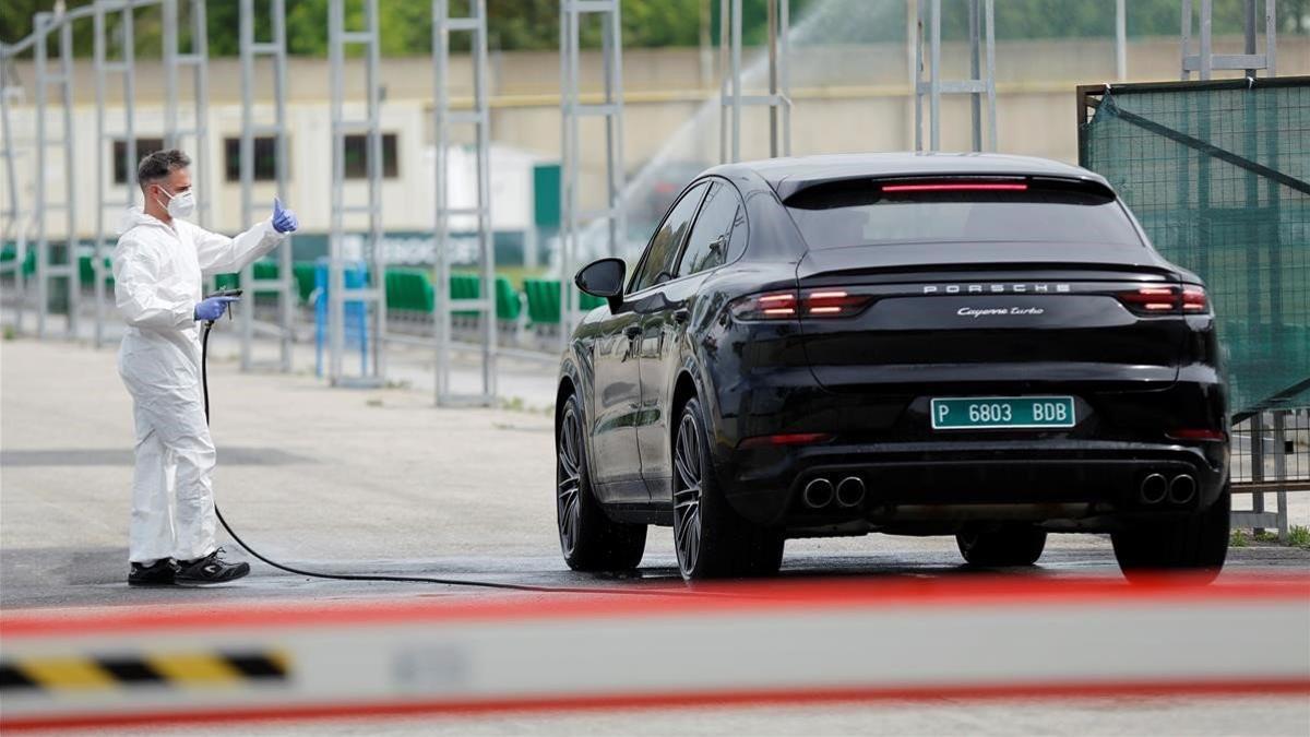 Un operario desinfecta el coche de Joaquín antes de entrar en la ciudad deportiva del Betis.