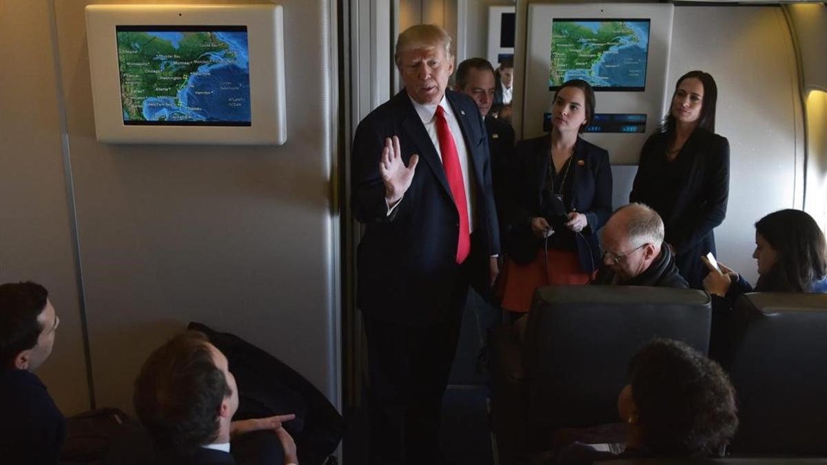 Trump habla con periodistas en el Air Force One, antes de partir de la base aérea de Andrews, en Maryland, hacia Palm Beach (Florida), el 3 de febrero.