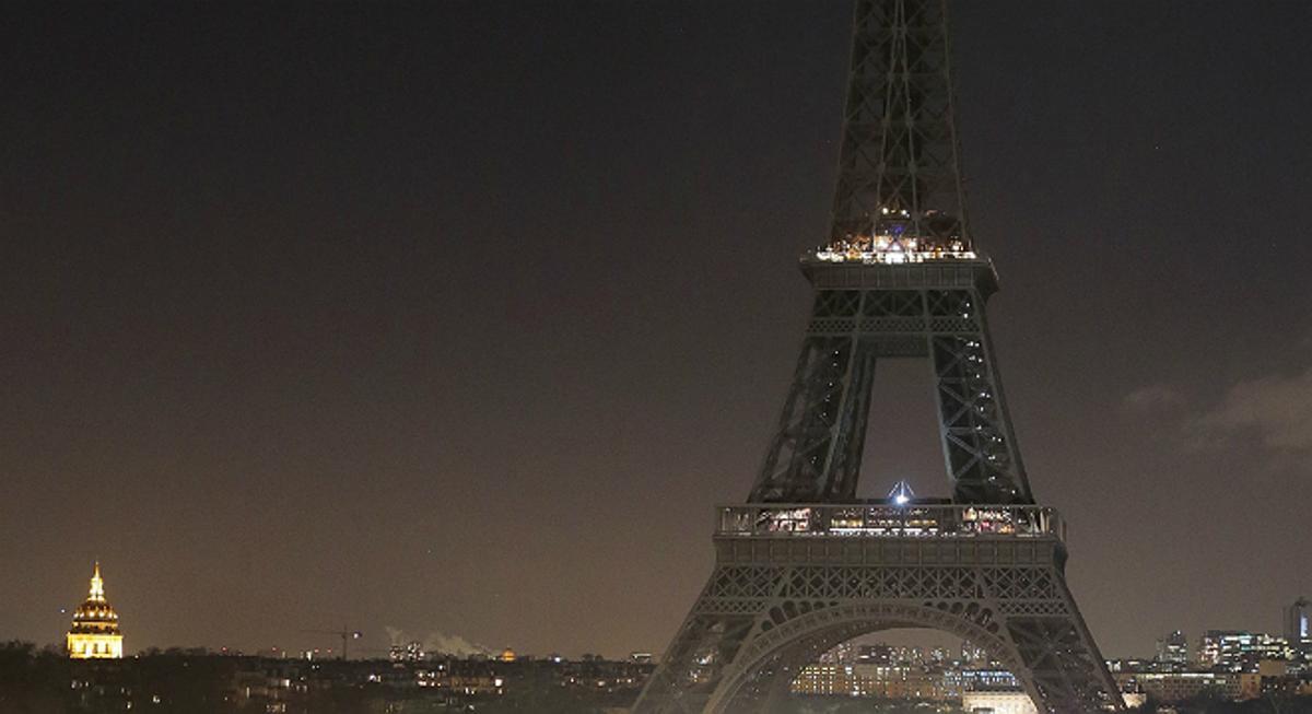 La Torre Eiffel, sense llums.