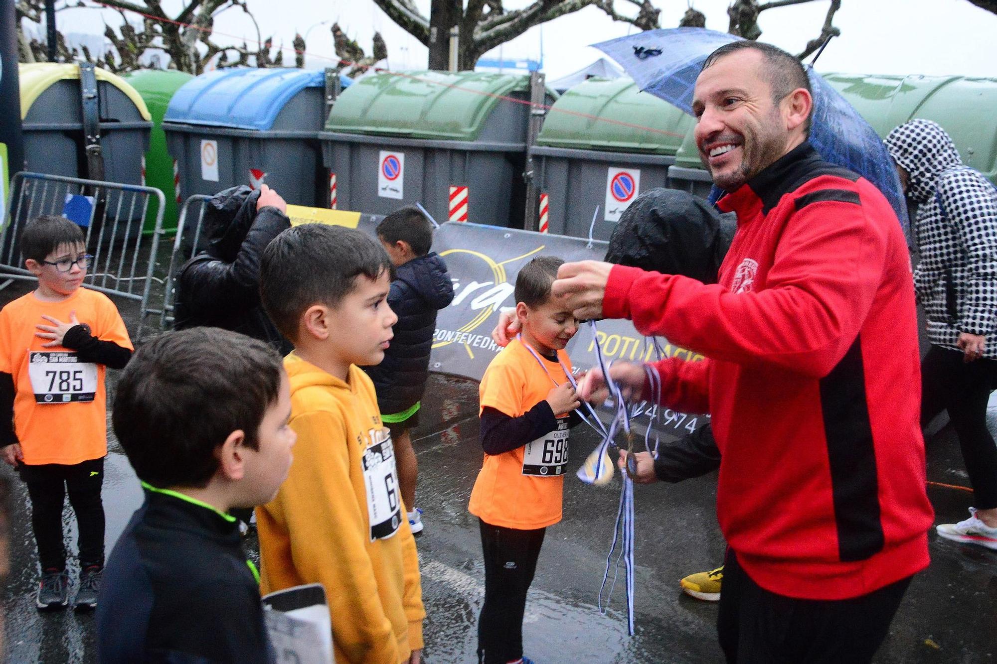 La XXVI Carreira San Martiño de Bueu, contra la lluvia y el viento