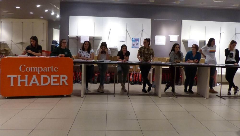 Recogida de dorsales en el Thader para la IV Carrera de la Mujer (Tarde)