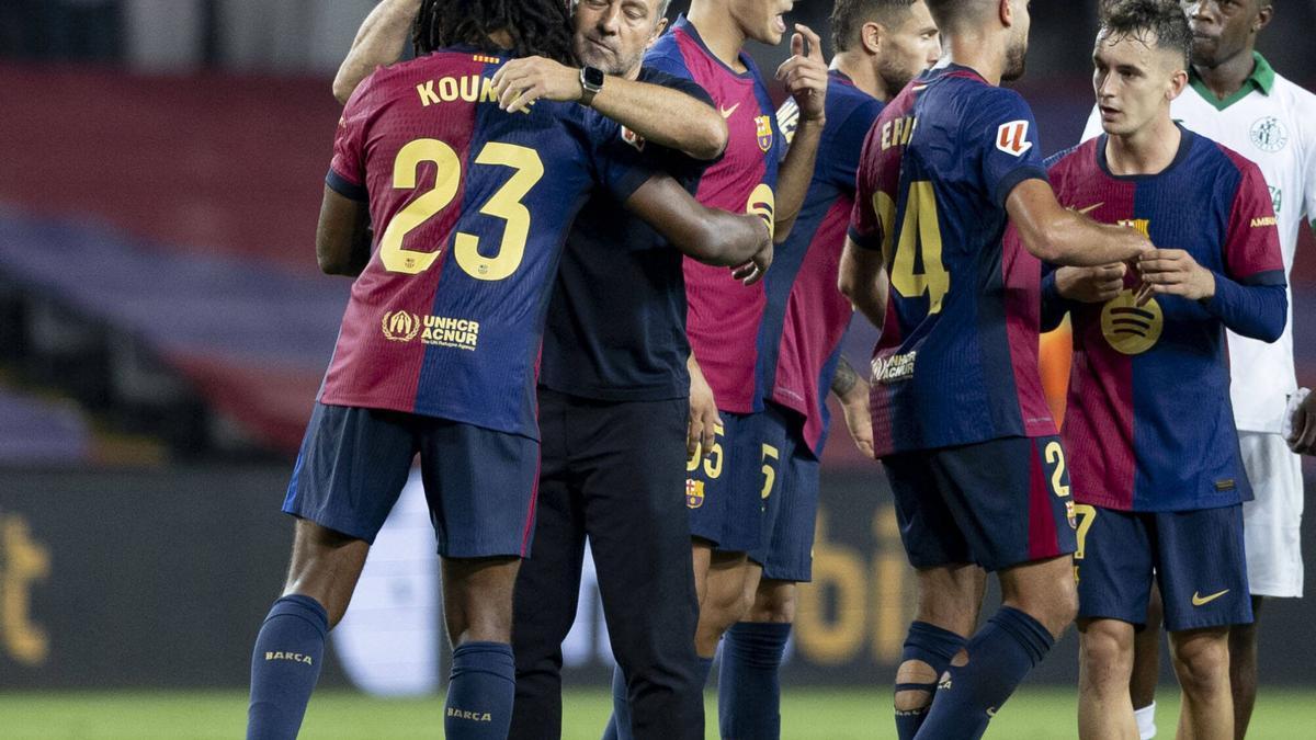 Hansi Flick celebra una victoria con sus jugadores