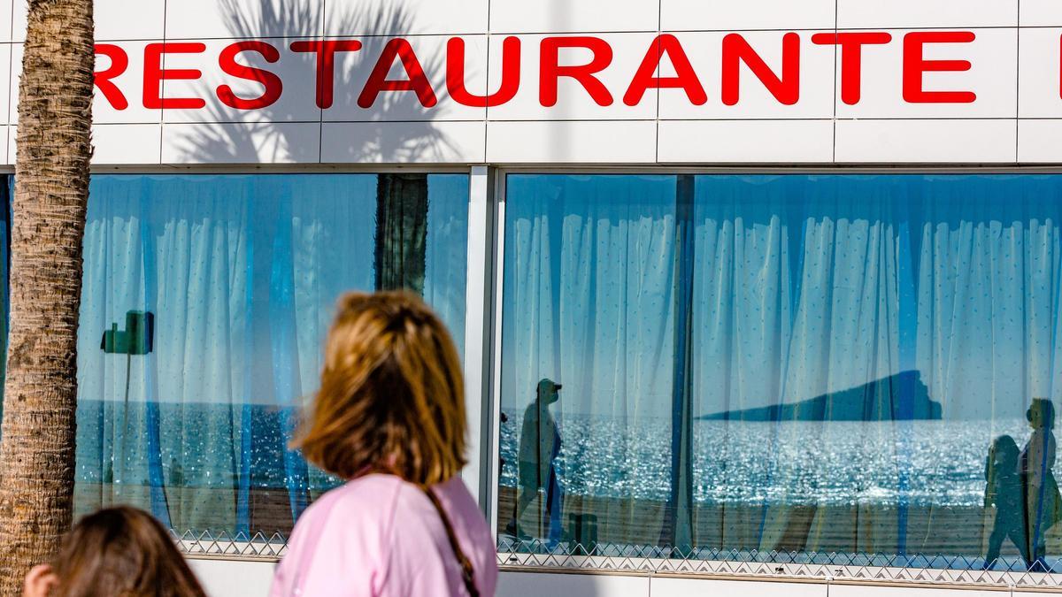 La isla de Benidorm reflejada en la fachada de un restaurante.