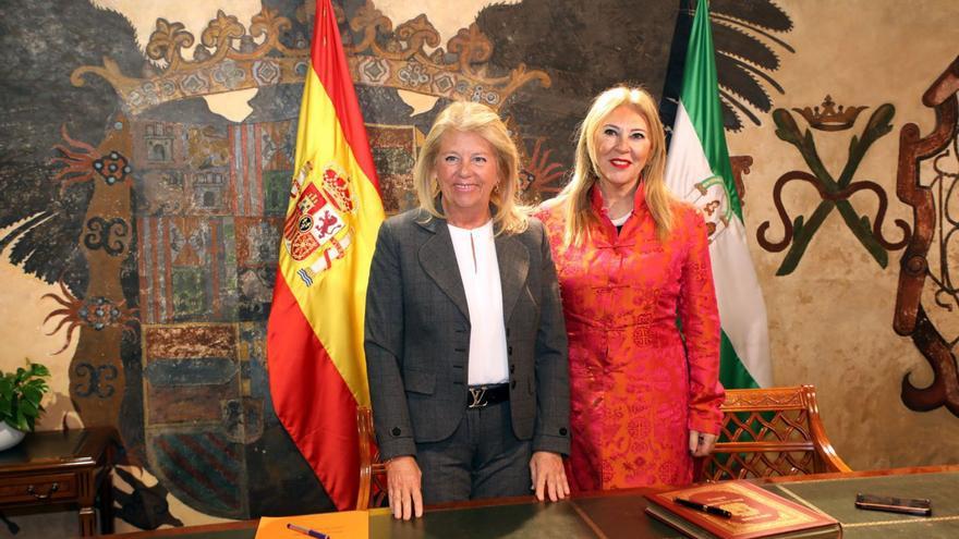 La alcaldesa, Ángeles Muñoz, y la consejera Carolina España, ayer, en el Ayuntamiento.