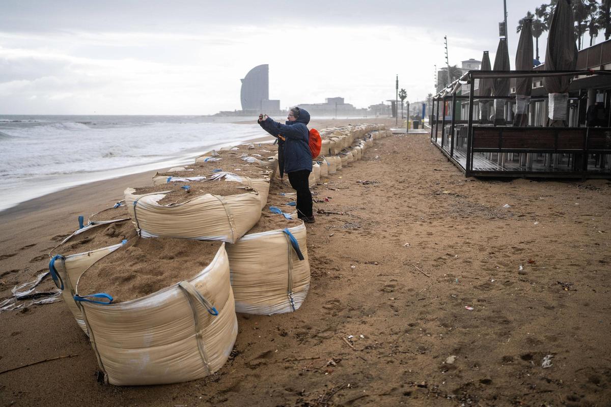 Barcelona, 27/12/2025. Sociedad. Ambiente de curiosos y deportistas tras el temporal en la playa de la Barceloneta.