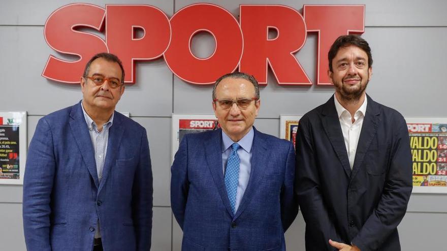 El director de El Periódico, Albert Sáez, y el presidente de Prensa Ibérica, Javier Moll, en el acto de sustitución del director del Sport, Ernest Folch.