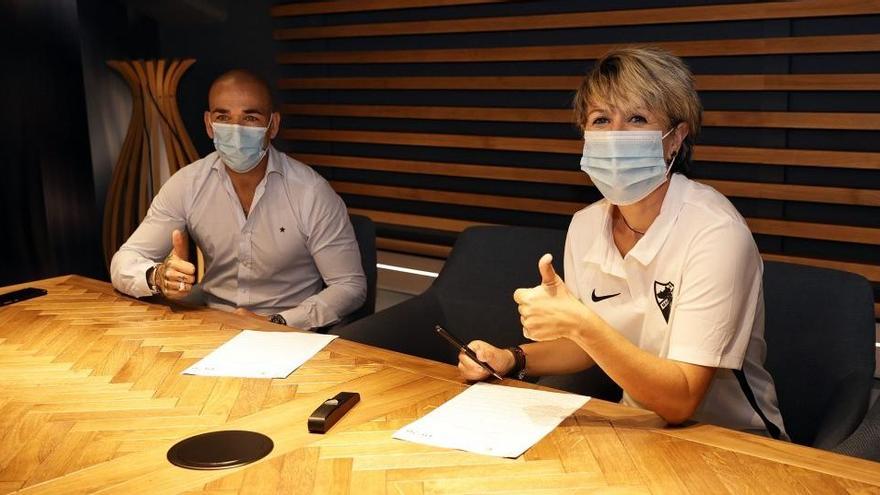 Nati Gutiérrez y Gaspar, firmando el nuevo contrato de la entrenadora del femenino