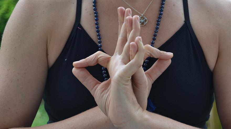 Yoga en silla: el método más sorprendente para estilizar tu figura y tener una espalda sana