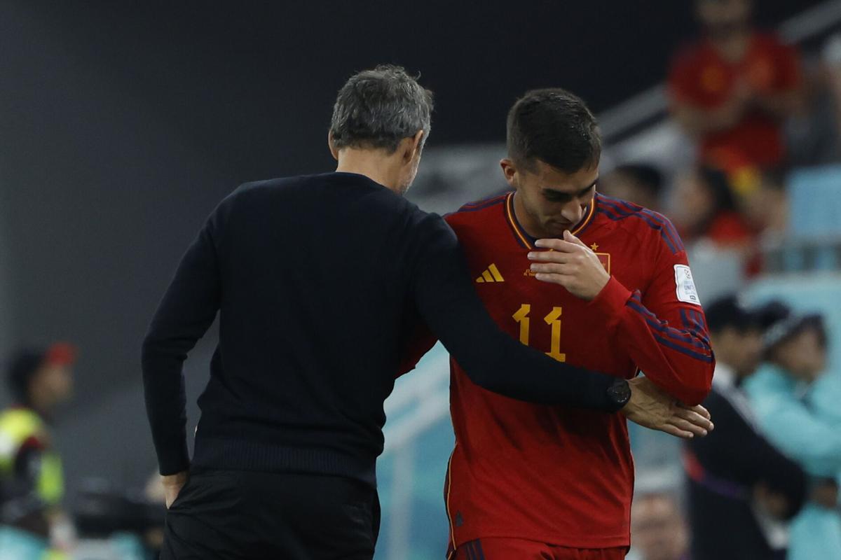 Ferrán Torres y Luis Enrique se saludan tras la sustitución del delantero en el España-Costa Rica del Mundial de Qatar en 2022.