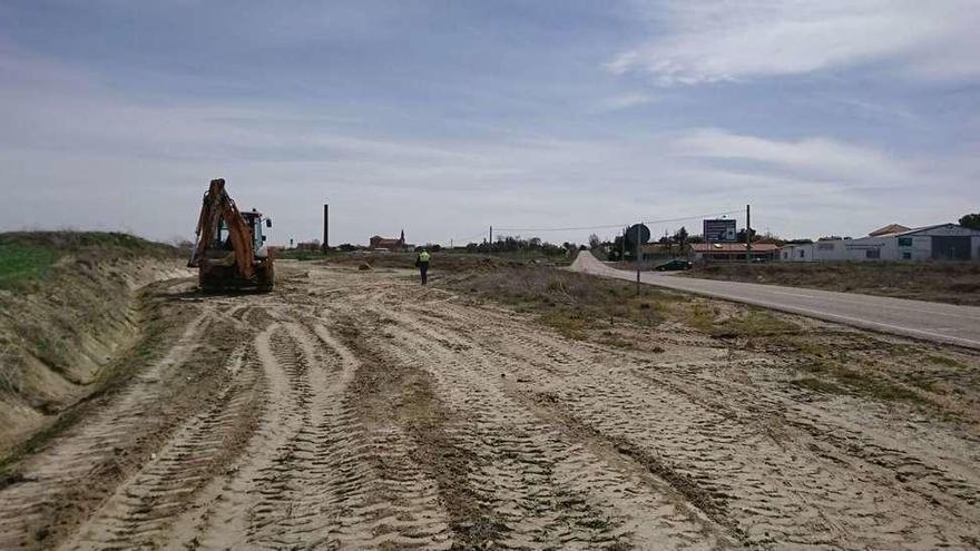 Las máquinas ya trabajan en el movimiento de tierras para realizar la nueva rotonda a la entrada de la localidad