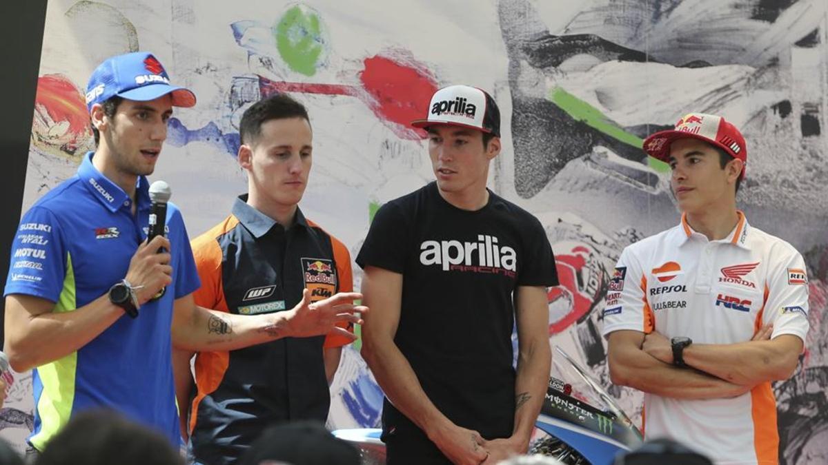 Rins, los hermanos Espargaró y Márquez, en el acto de presentación del GP de Catalunya