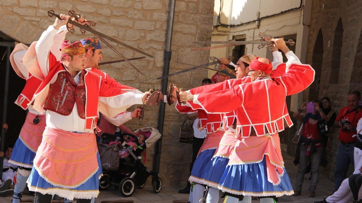 Todolella conserva una tradicional y curiosa danza guerrera