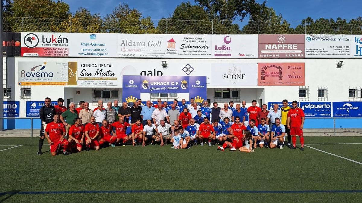 Foto de familia del homenaje que el Urraca realizó a Ángel Sánchez Rebollada