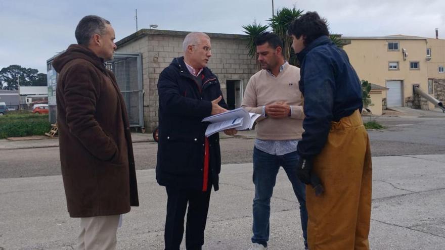 El director de Portos de Galicia con dirigentes de Amegrove. |  FdV