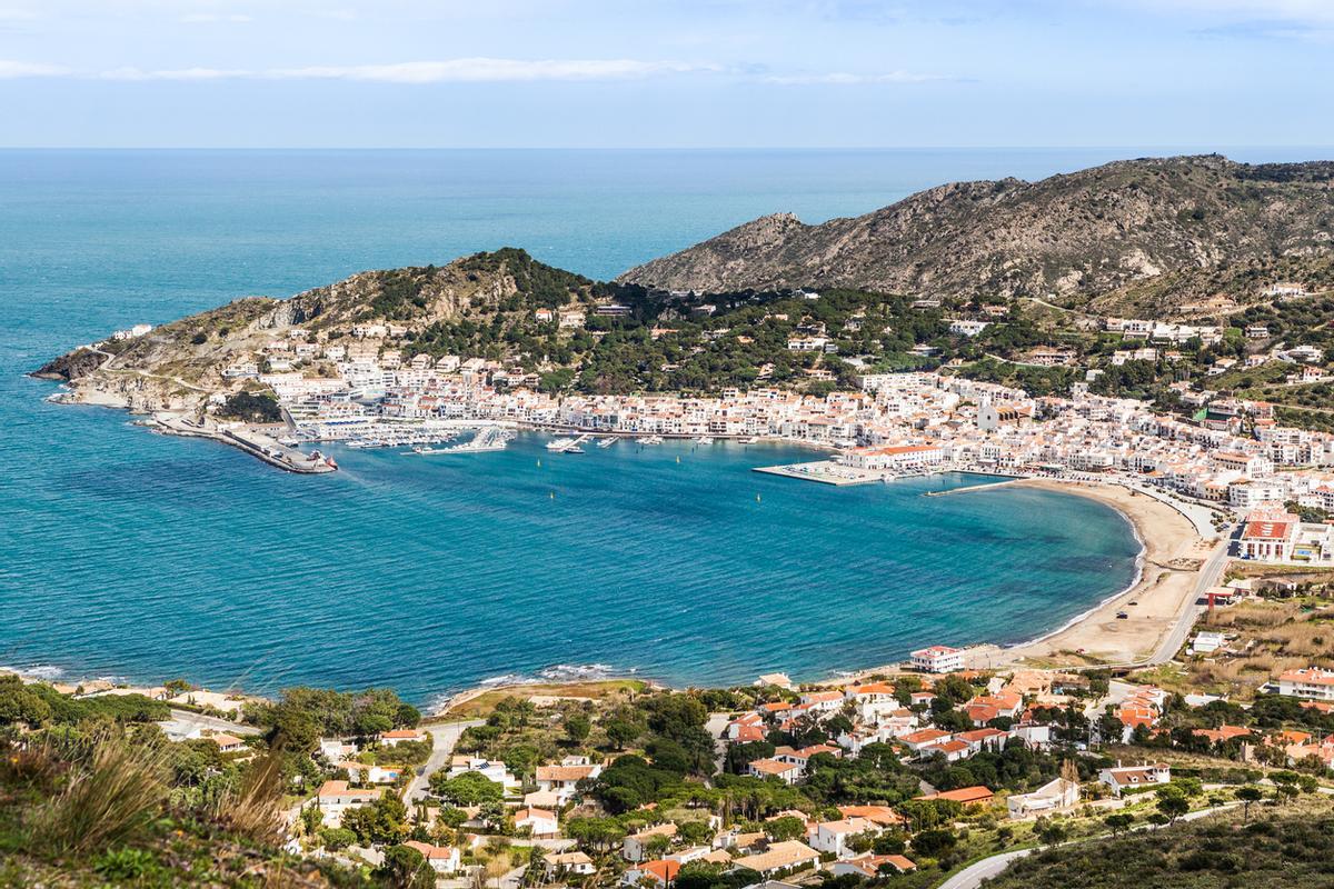 Un pueblo marinero a los pies de la sierra de Rodes.