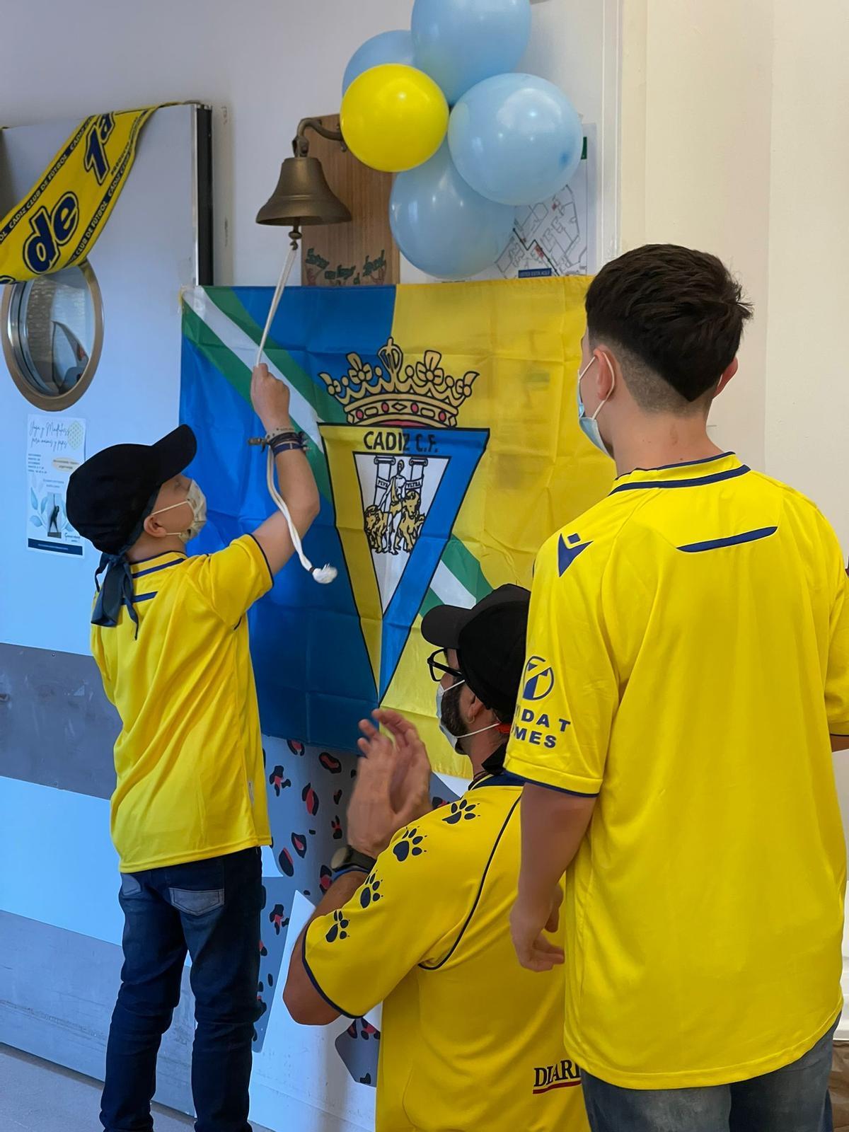 Lucas el día que tocó la campana del Hospital Infantil del Virgen del Rocío junto a su familia.