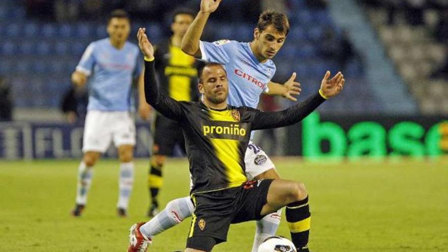 Jony trata de robar el balón a Apoño durante el encuentro. // Marta G. Brea