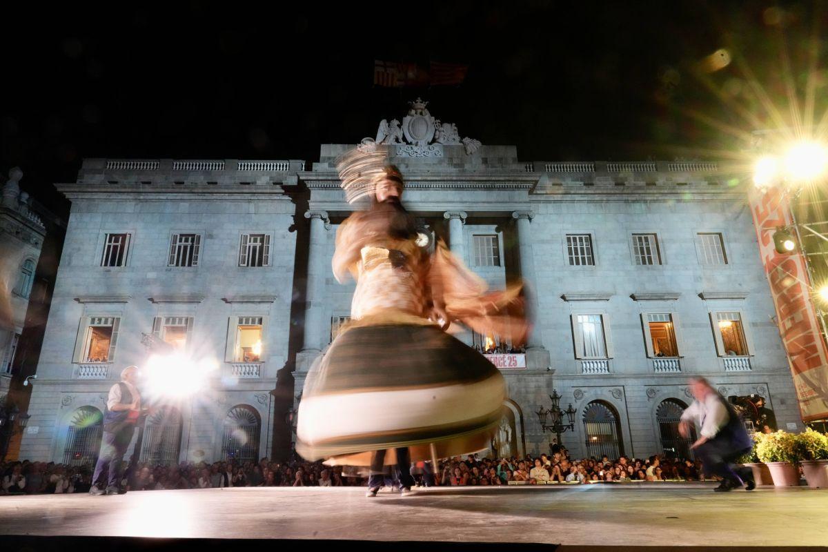 Toc d’inici de la Mercè 2025, gigantes y bestias en la plaza Sant Jaume de Barcelona
