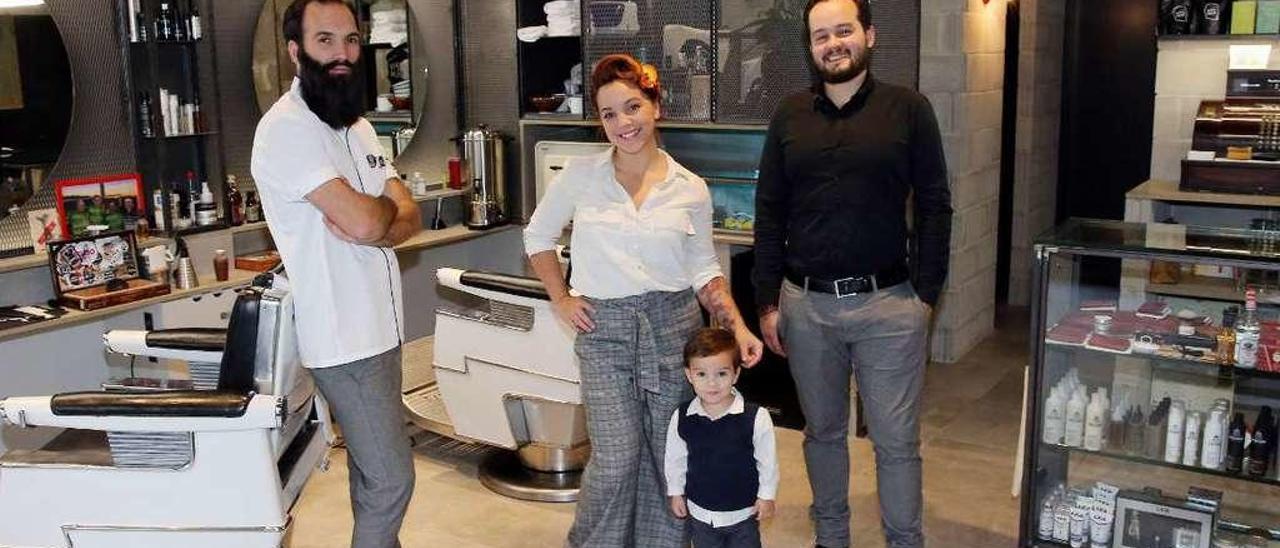 Iván (a la izquierda), con su mujer Érika, el hijo de ambos, Eiden, y Juan, el barista de Shave the sailor. // Marta G. Brea