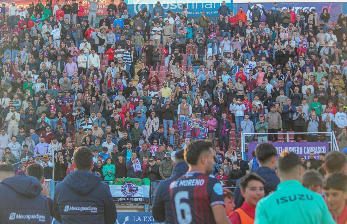 Afición del Extremadura en el estadio Francisco de la Hera.