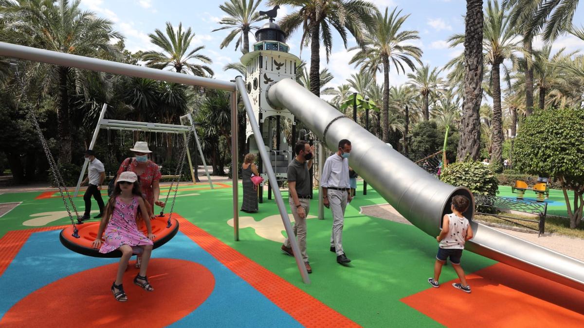 El alcalde y el concejal de Parques visitando hoy la nueva zona de juegos infantiles del Parque Municipal de Elche