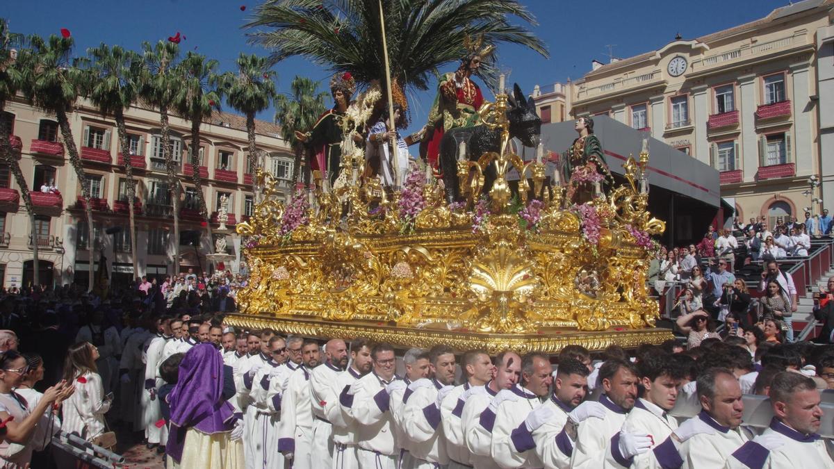 Pollinica, en la Tribuna oficial de la plaza de la Constitución.