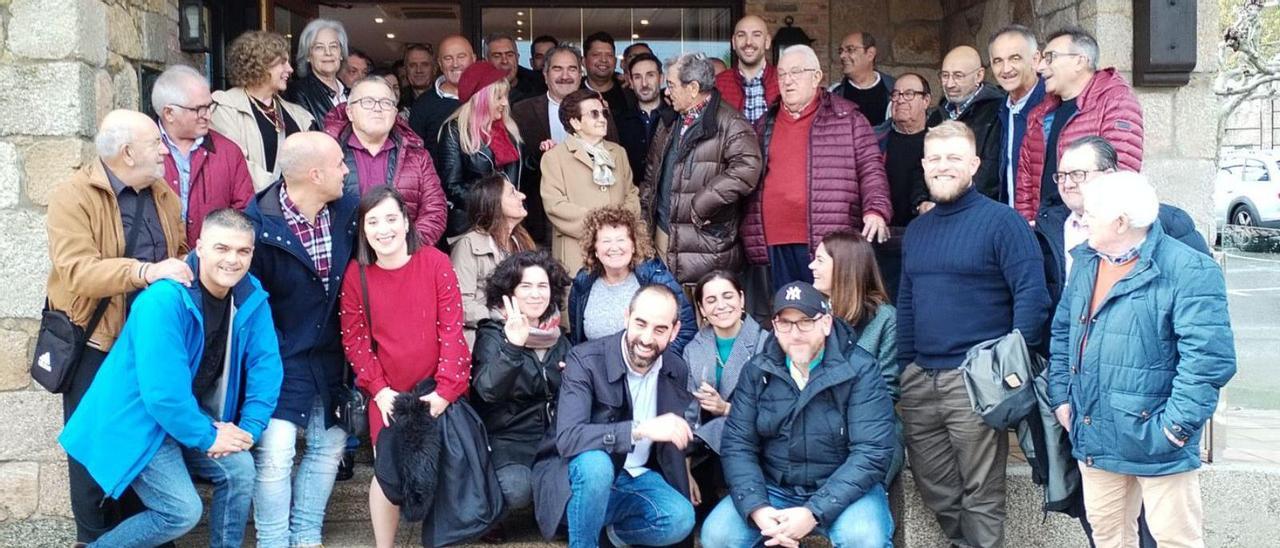 María Díaz García, Marujita (centro), arropada por sus compañeros en su adiós a la vida portuaria.