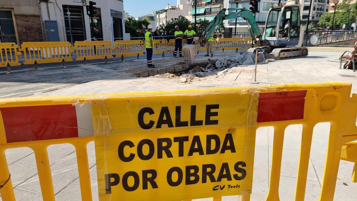 La calle permanece cortada al tráfico en uno de los carriles