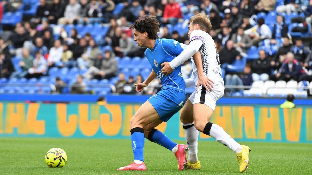 Un momento del partido entre el Deportivo y el Ceuta, en el estadio de Riazor.