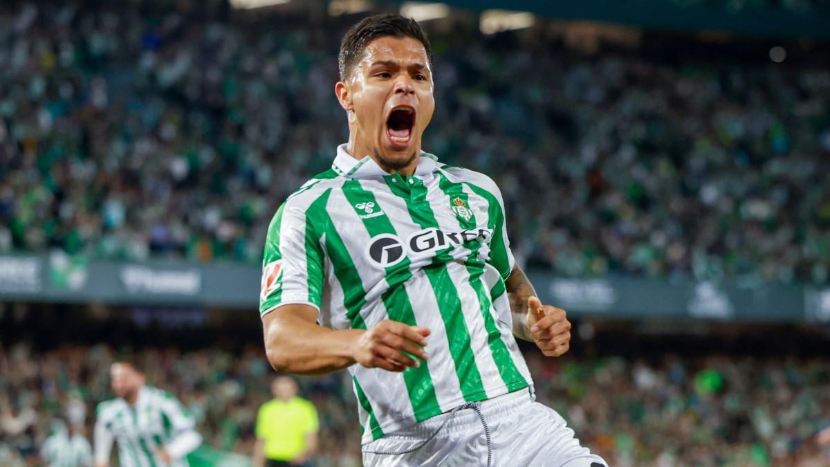 Cucho Hernández celebra el 2-1 en el Betis-Sevilla
