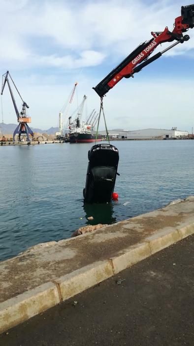 Un coche cae al agua en el puerto de Castelló