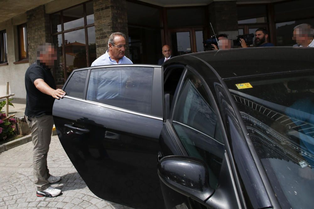 Agustín de Luis, exjefe de la Policía Local de Oviedo, se entrega a la Guardia Civil para ser trasladado a prisión