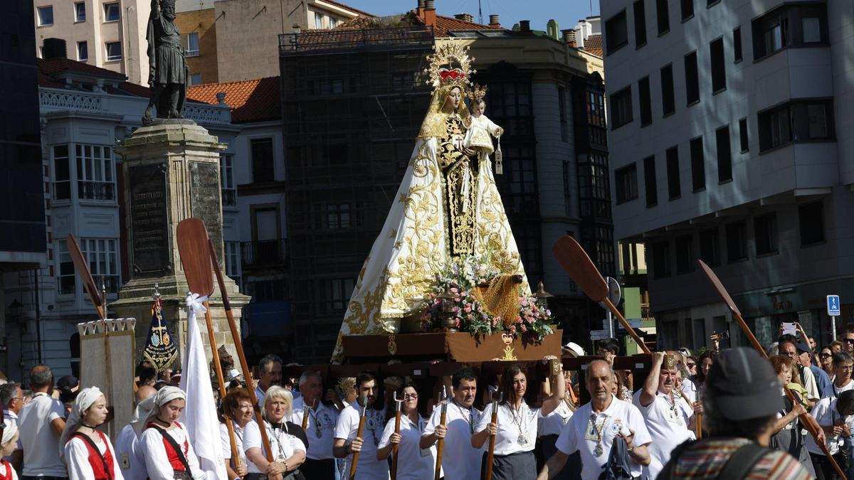 Un momento de la procesión por la Virgen del Carmen el año pasado.