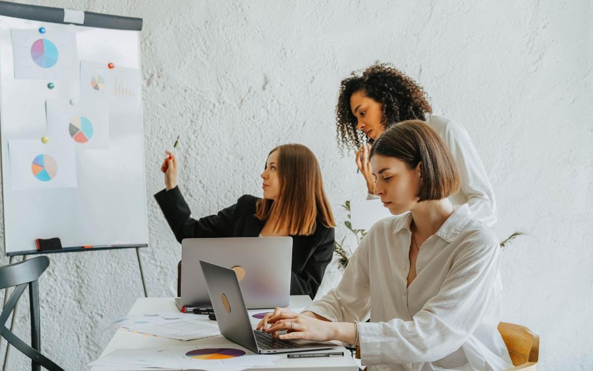Imatge d’arxiu de diverses dones treballant en vendes i màrqueting.