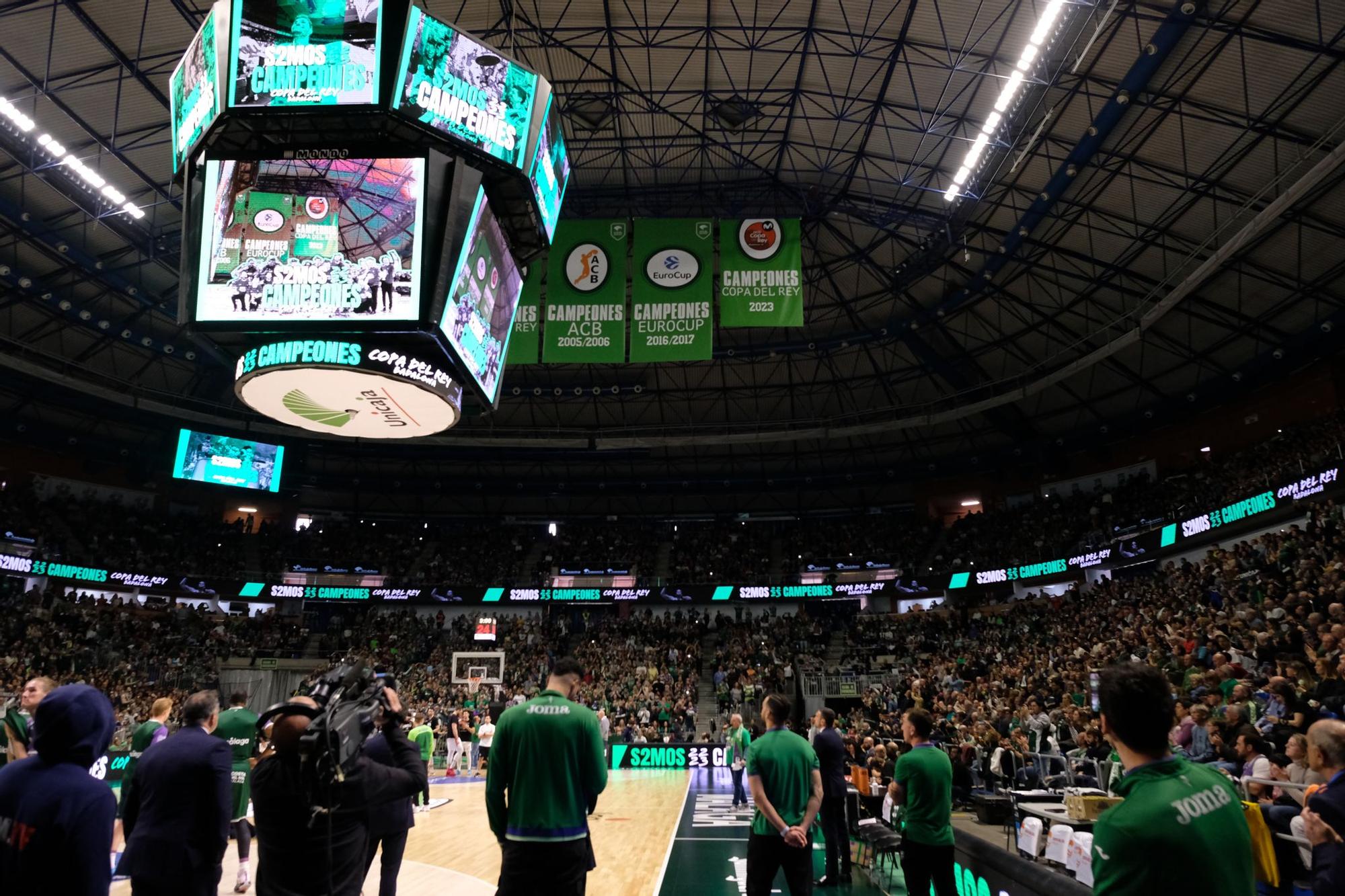 La afición celebra el título de Copa en la previa del Unicaja - Girona