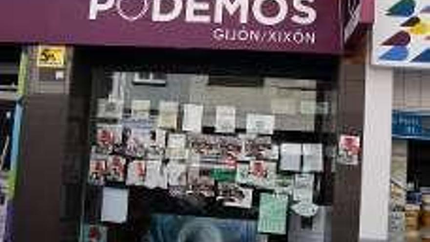 La sede de Podemos empapelada.