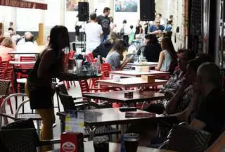 Los hosteleros de A Baldosa alertan del declive de la histórica "calle de vinos" vilagarciana