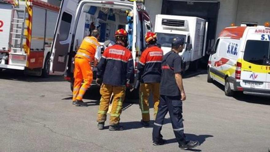 Una imagen de los servicios sanitarios junto a los bomberos antes de trasladar a los heridos al centro hospitalario de Orihuela, donde se les practicaron diversas pruebas.