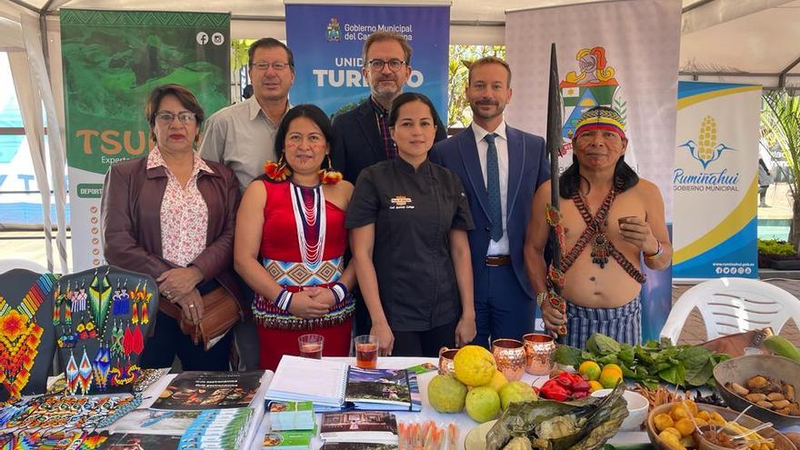 Nacho Vila, segundo por la derecha, junto a otros portavoces y participantes en el encuentro celebrado en Ecuardor.