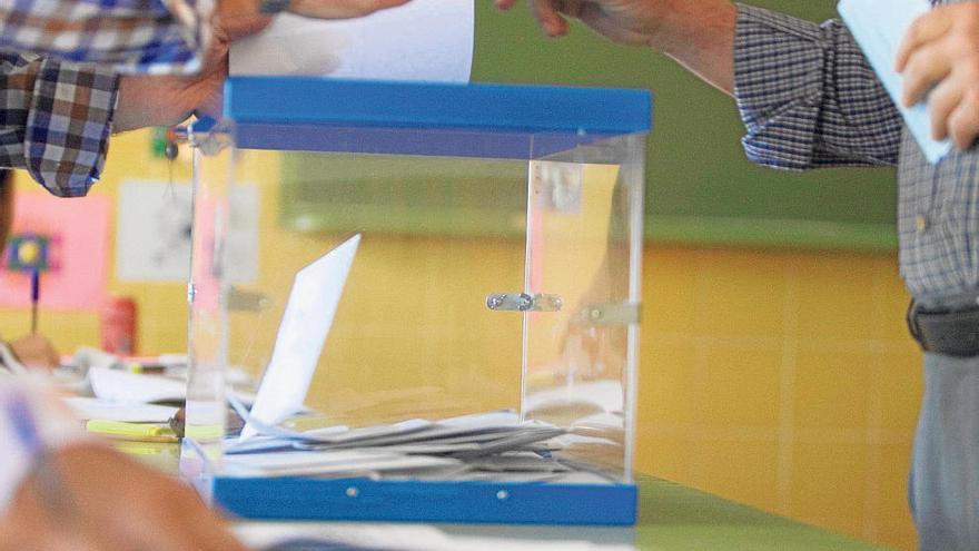 Una urna en un colegio electoral de Valencia en las elecciones de diciembre pasado.