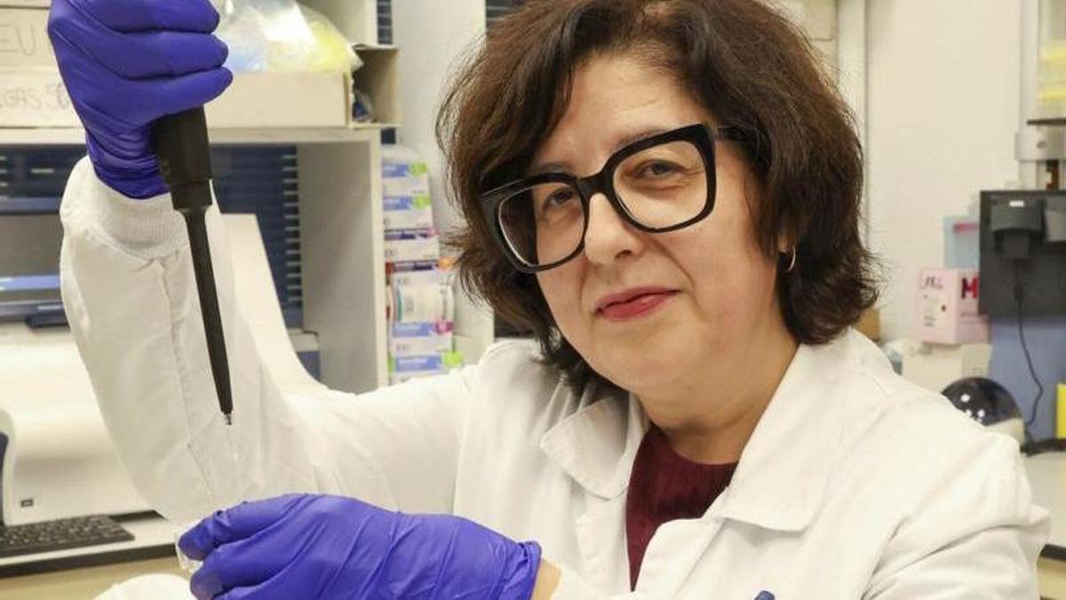 Sonia Eiras, ayer, en un laboratorio del CHUS.