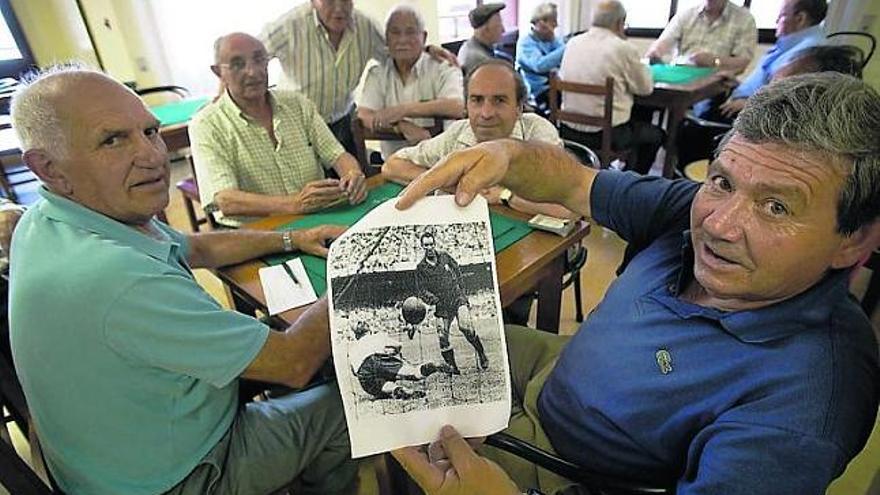 Pepe Abella, Tino García, Raul Villa, Avelino Agra, Valverde y José Manual López Valdes en el centro de pensionistas de Cajastur/RICARDO SOLÍS