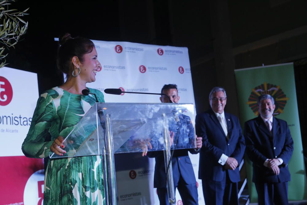 La entrega se realizó en el transcurso de la cena anual del Colegio de Economistas de Alicante.