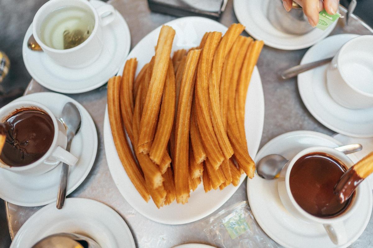 Churros con chocolate en una de las mesas de la chocolatería de San Ginés.