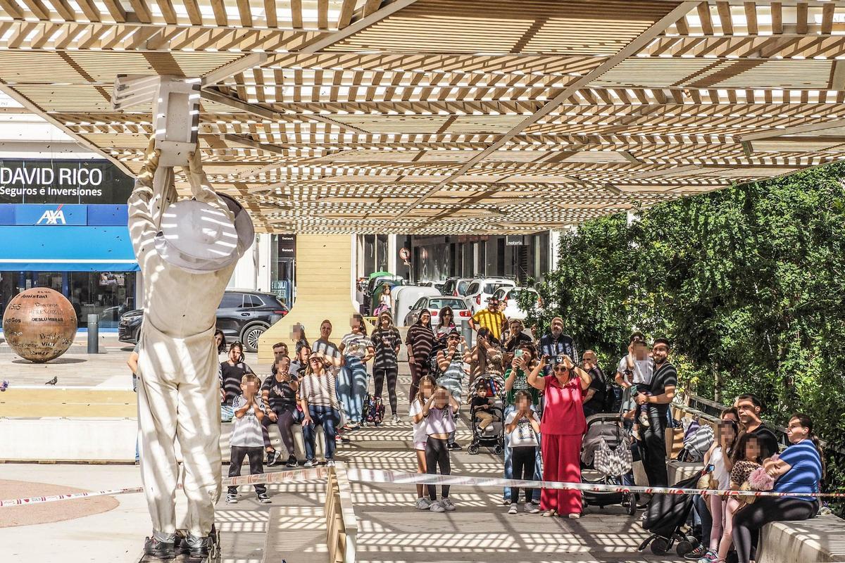 Retiran un enjambre de abejas en la plaza del Zapatero de Elda