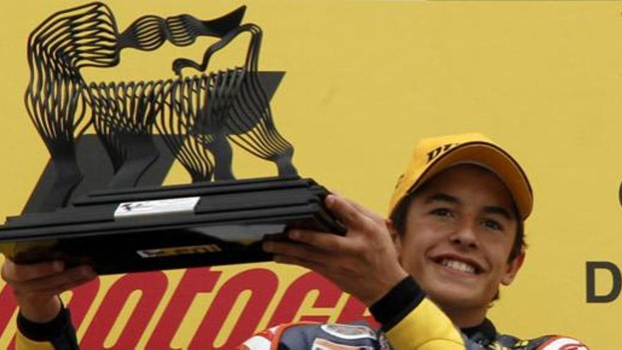 Marc Márquez sujeta su trofeo después de ganar el Gran Premio del circuito de Sachsenring.