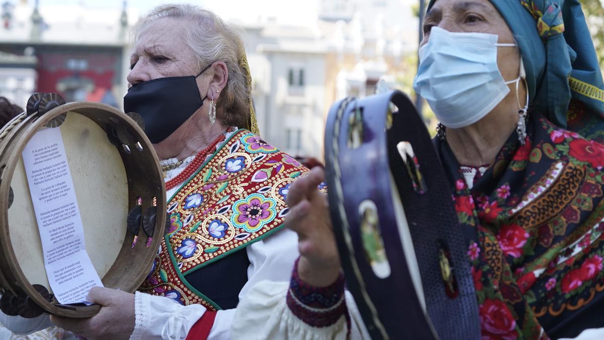 Algunas manifestantes, con los trajes de la tierra.