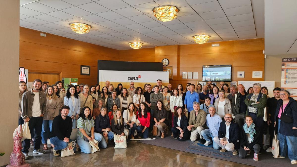 Fotografía de familia de los participantes en el encuentro organizado por Coca-Cola y la Xunta de Galicia en el marco de Gira Jóvenes.
