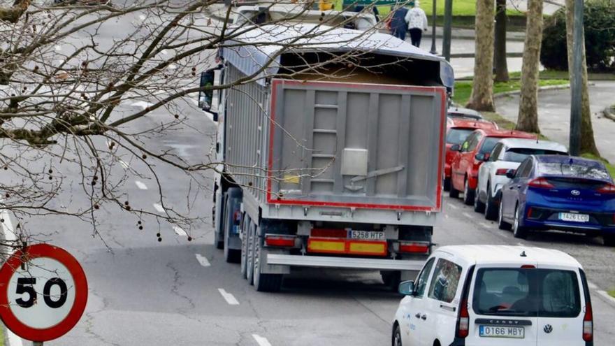 Un camión a su paso por la avenida Príncipe de Asturias. | Marcos León